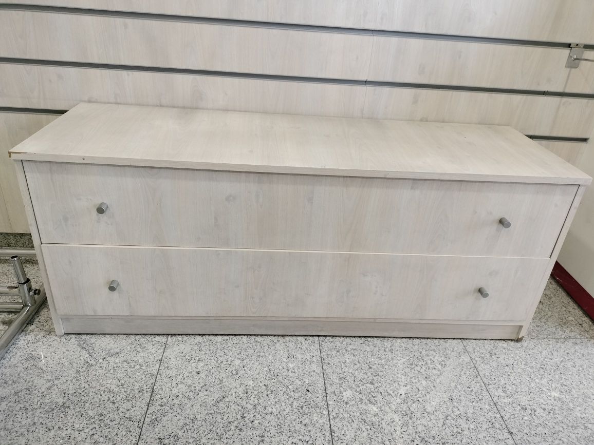 Móvel com gavetas funcional ou decorativo.