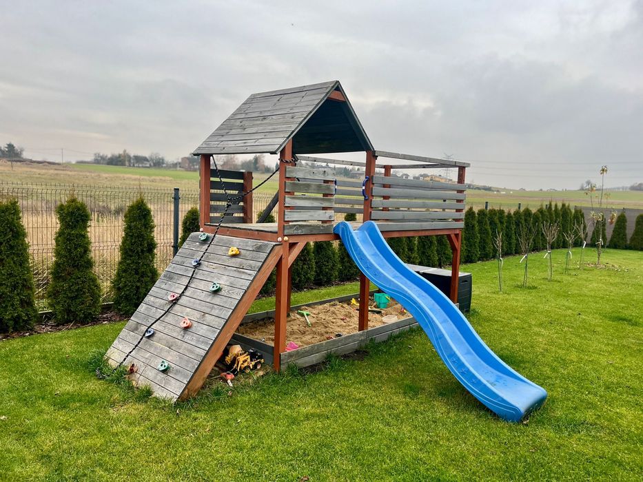 Drewniany domek, plac zabaw dla dzieci