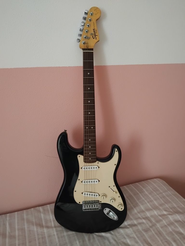 Guitarra SQUIER STRAT (Fender) + cabo + Afinador + Bag + Amplificador