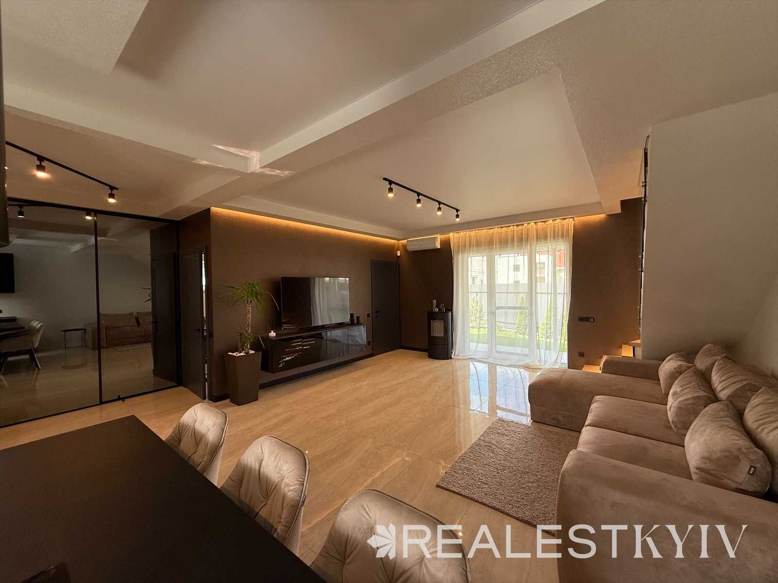 Сучасний будинок з ремонтом і меблями на Осокорках (Osokor Residence)