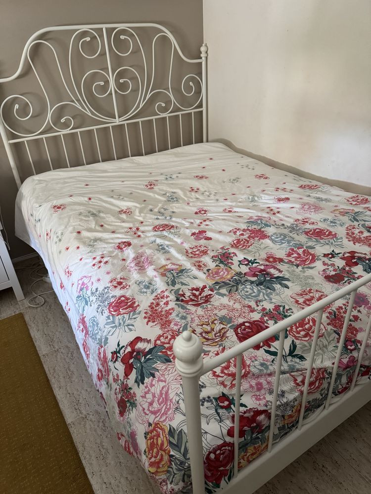 Cama Ikea, branca, modelo LEIRVIK