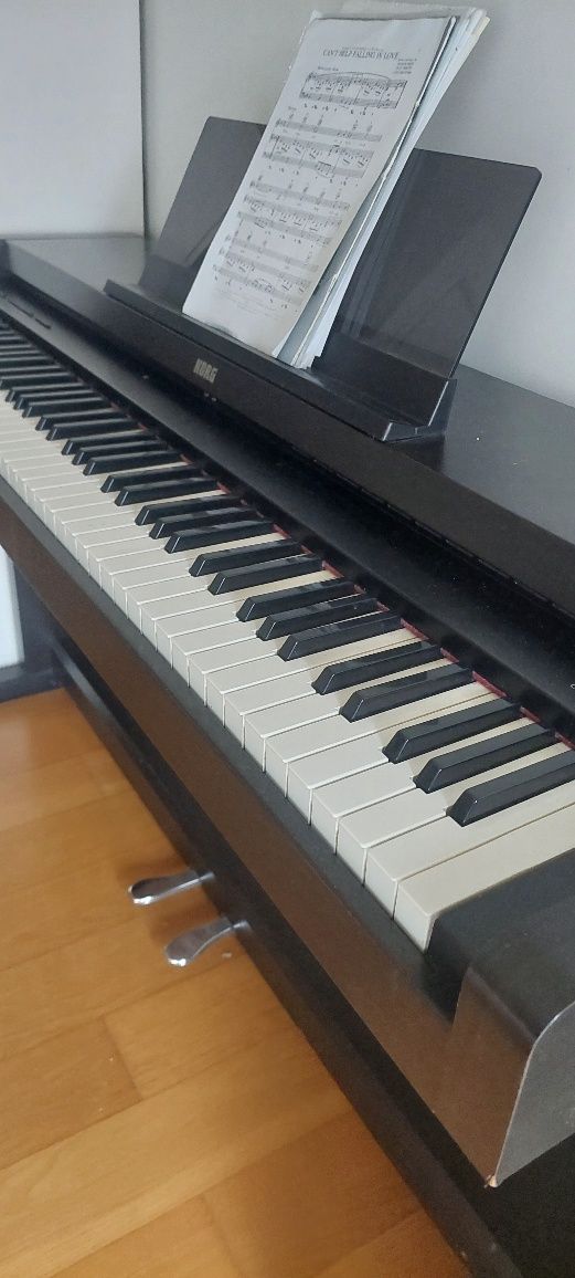 Piano Korg Concert 800