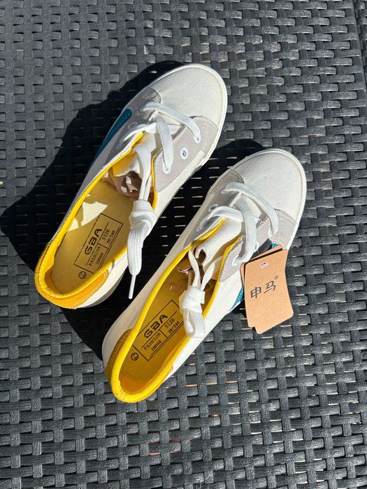 Tênis de Mulher com detalhes amarelos e azuis