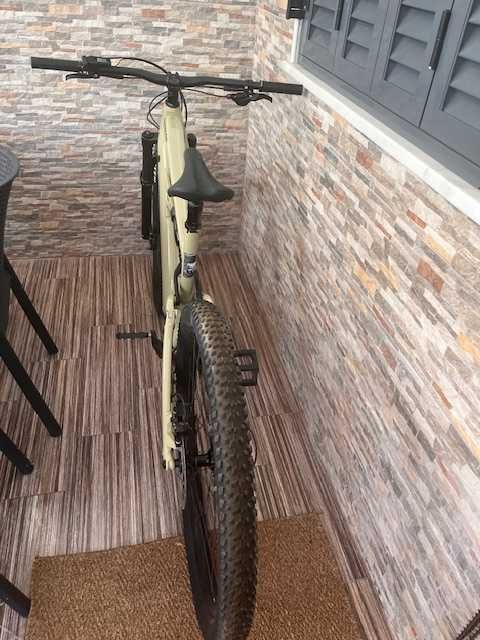 Bicicleta  cannondale com muito POUCO  USO