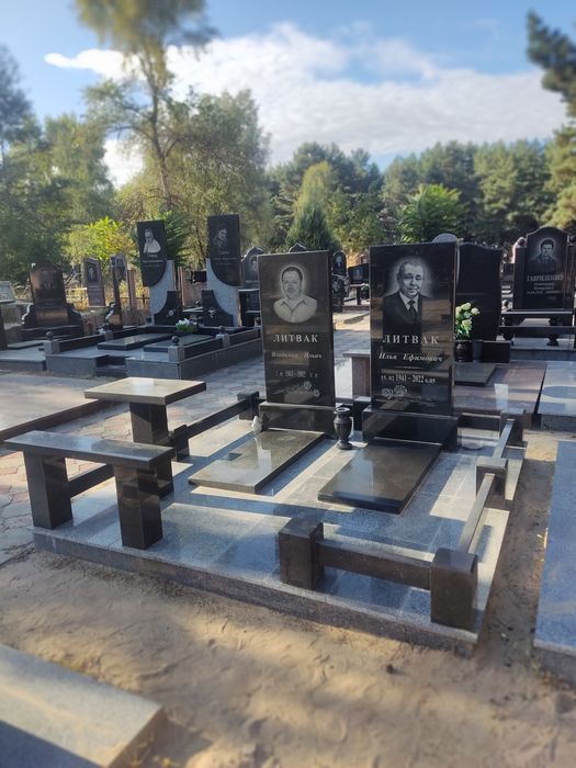 Гранітні пам'ятники будь якого кольору.  Доставка, встановлення.