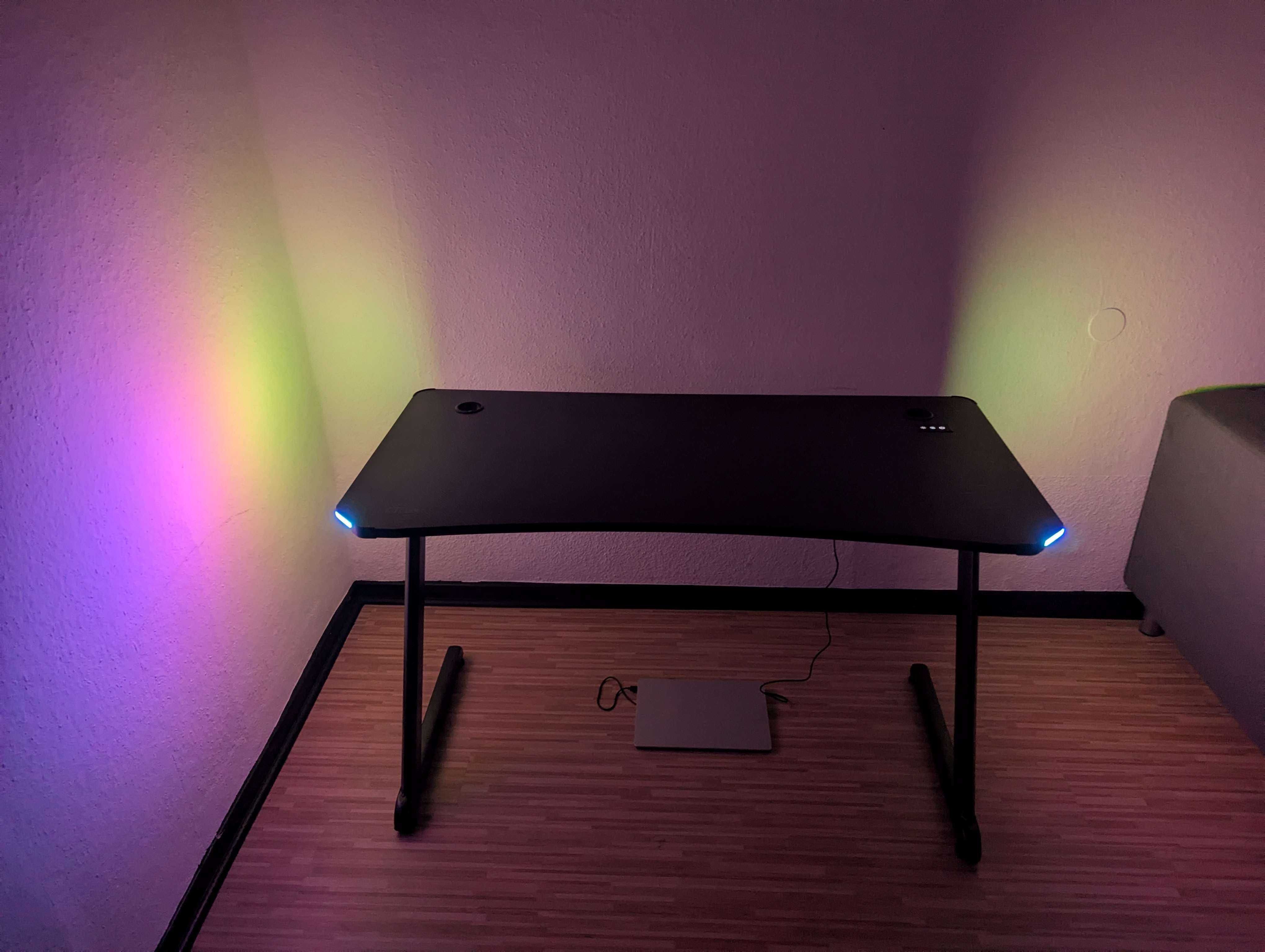 GXT 709 Luminus RGB Gaming Desk Black | White