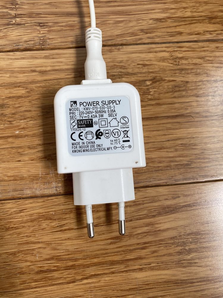 Biała lampka na biurko Ikea