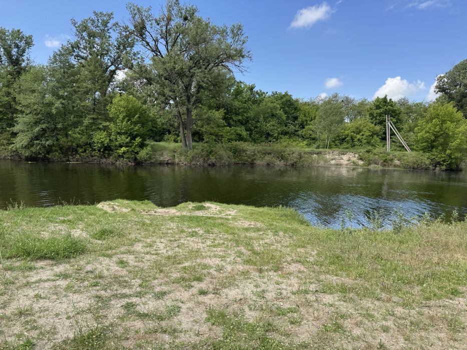 Продаж будинку та земельноі ділянку біля річки