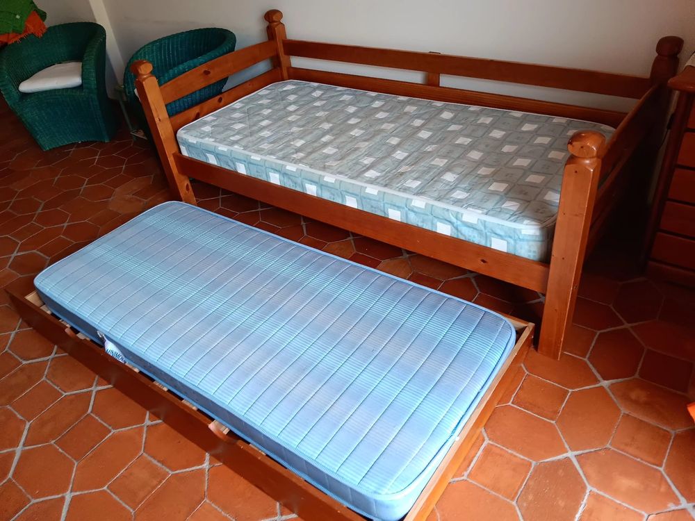 Cama e gavetão individual com colchões