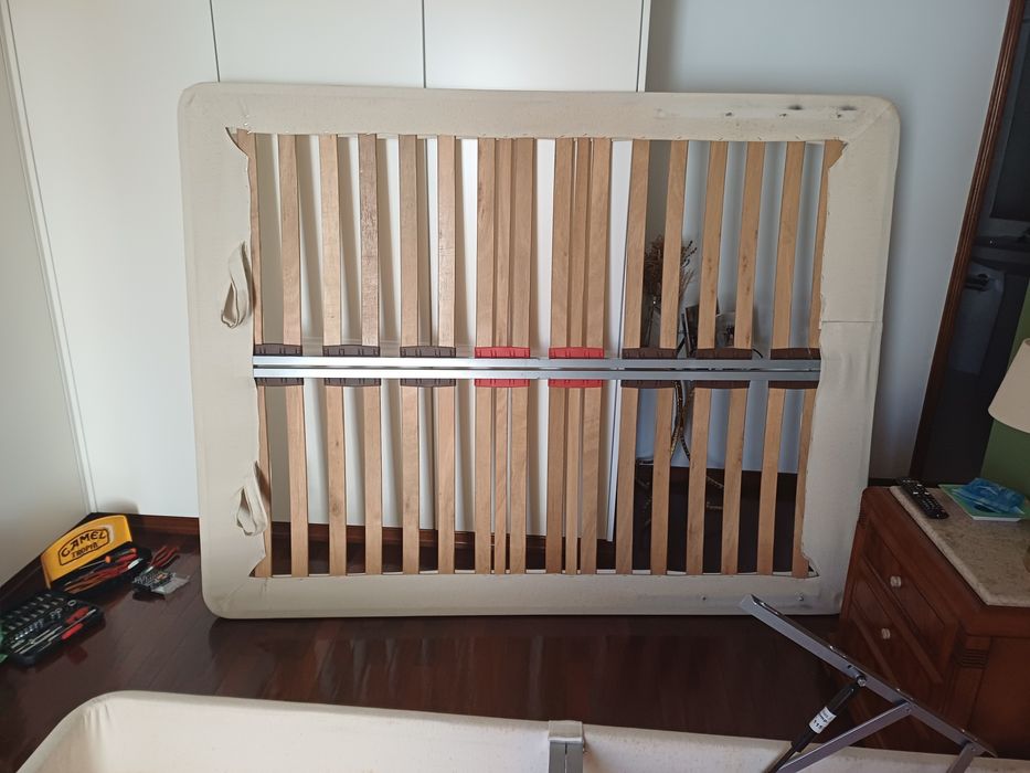 Cama de casal rebativel.