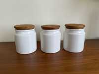 Trzy pojemniki ceramiczne do przechowywania z bambusową pokrywką białe