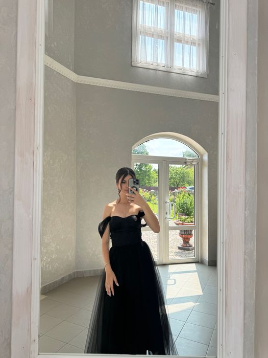 Чорна вечірня сукня з відкритими плечима