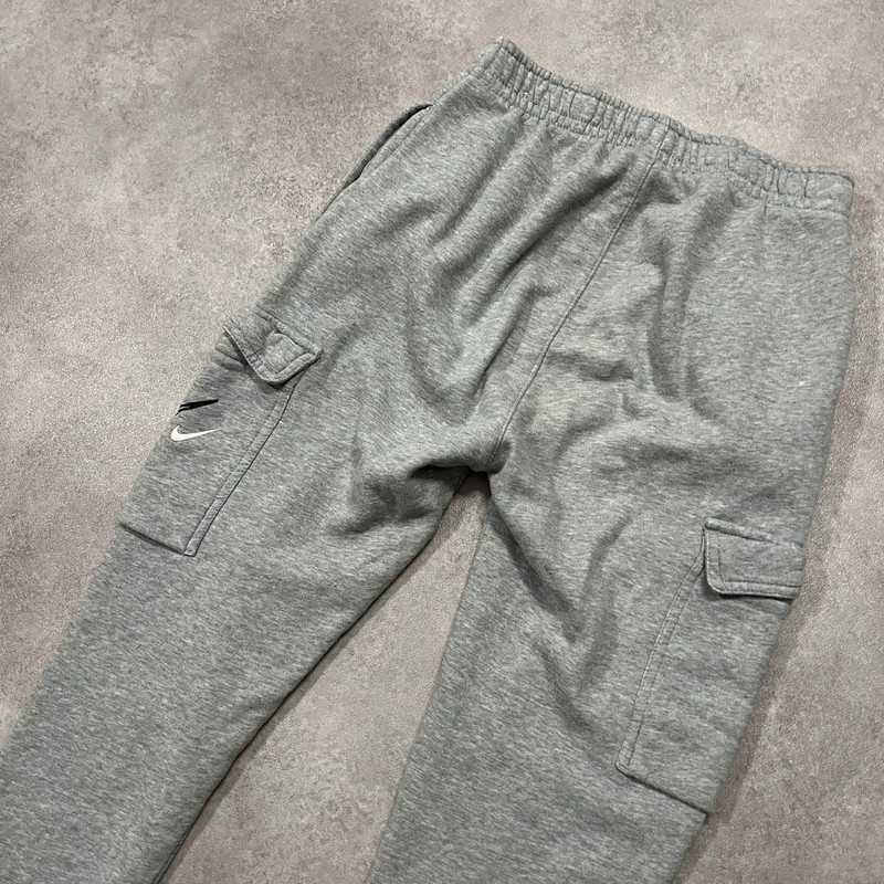 Spodnie Dresowe Nike Cargo Sweatpants Swoosh Swag Trendy Sport
