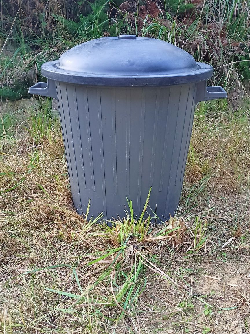 Pojemnik kosz kubeł na śmieci na bio odpady z pokrywą