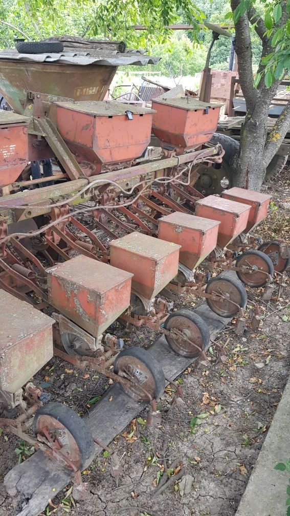 лійка для розкидання добрив