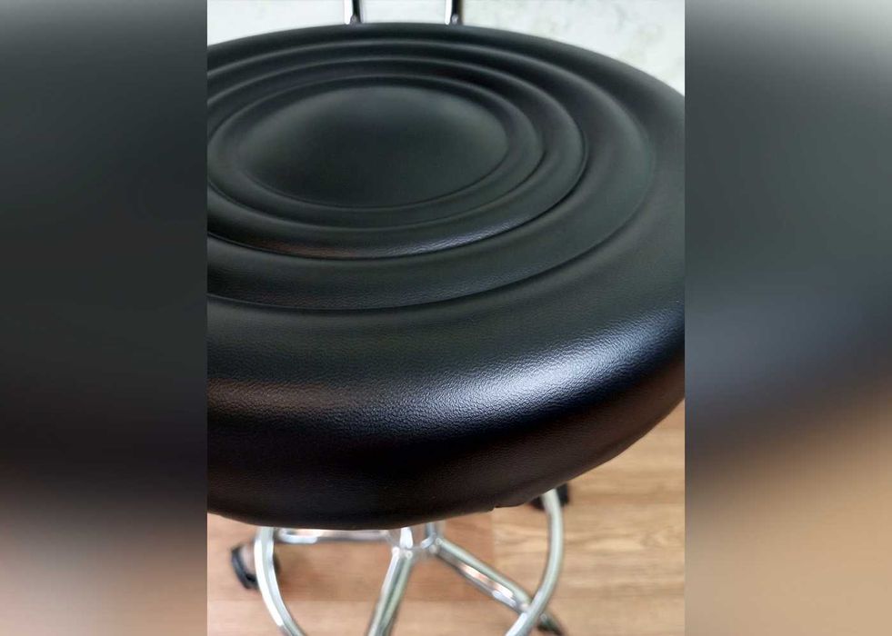 Стілець офісний комп'ютерний на колесах Salon-17 крісло для майстра