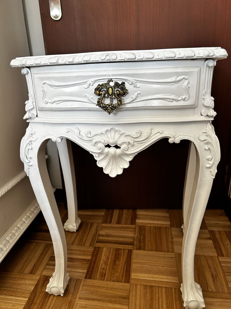 Mesinha de cabeceira restaurada