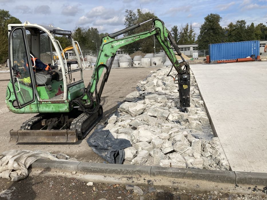 Kucie betonu minikoparka młot wyburzenia słupy fundamentowe wiertnica