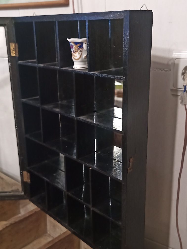 Vitrine antiga com 19 miniaturas incluídas