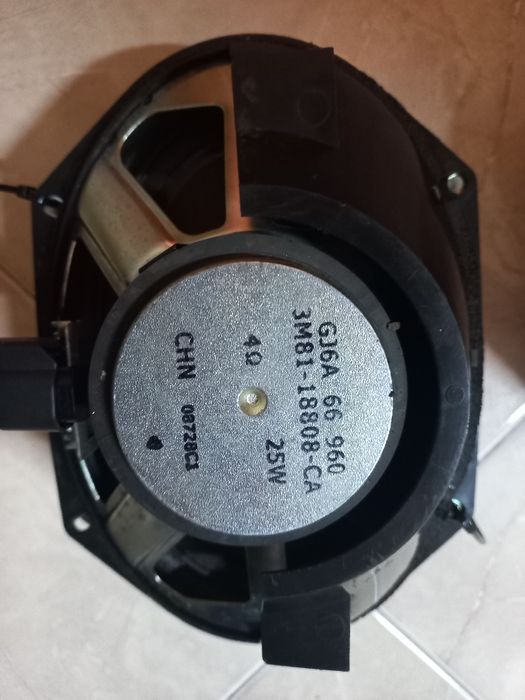 Quatro colunas de automóvel