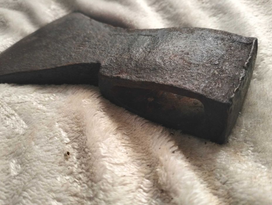 Siekiera z kutego żelaza 700g sygnowana