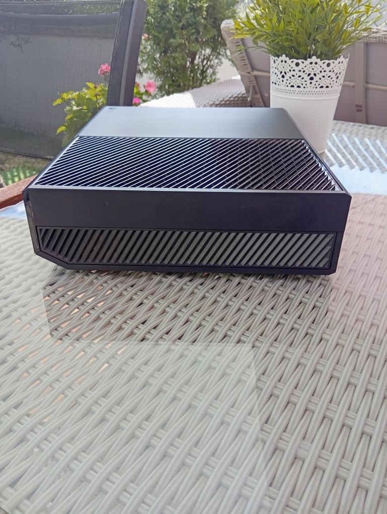 Konsola Xbox one 1TB z  okablowaniem