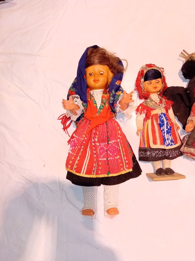 Conjunto de 3 Bonecas em Trajes