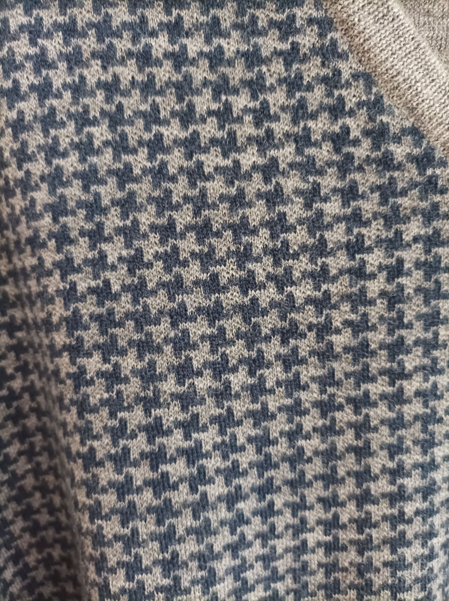 Nowy męski sweter w serek z wełny merino M