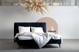 Łóżko tapicerowane ze stelażem granat czarne nogi