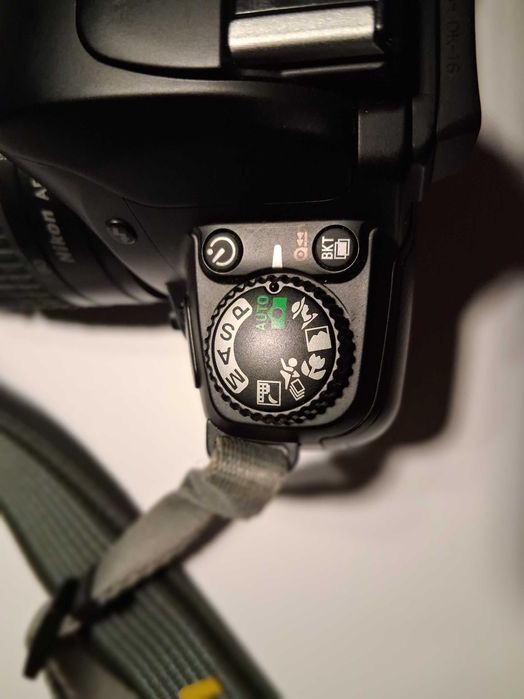 Aparat fotograficzny lustrzanka NIKON F65 z obiektywem NIKKOR 28-80mm