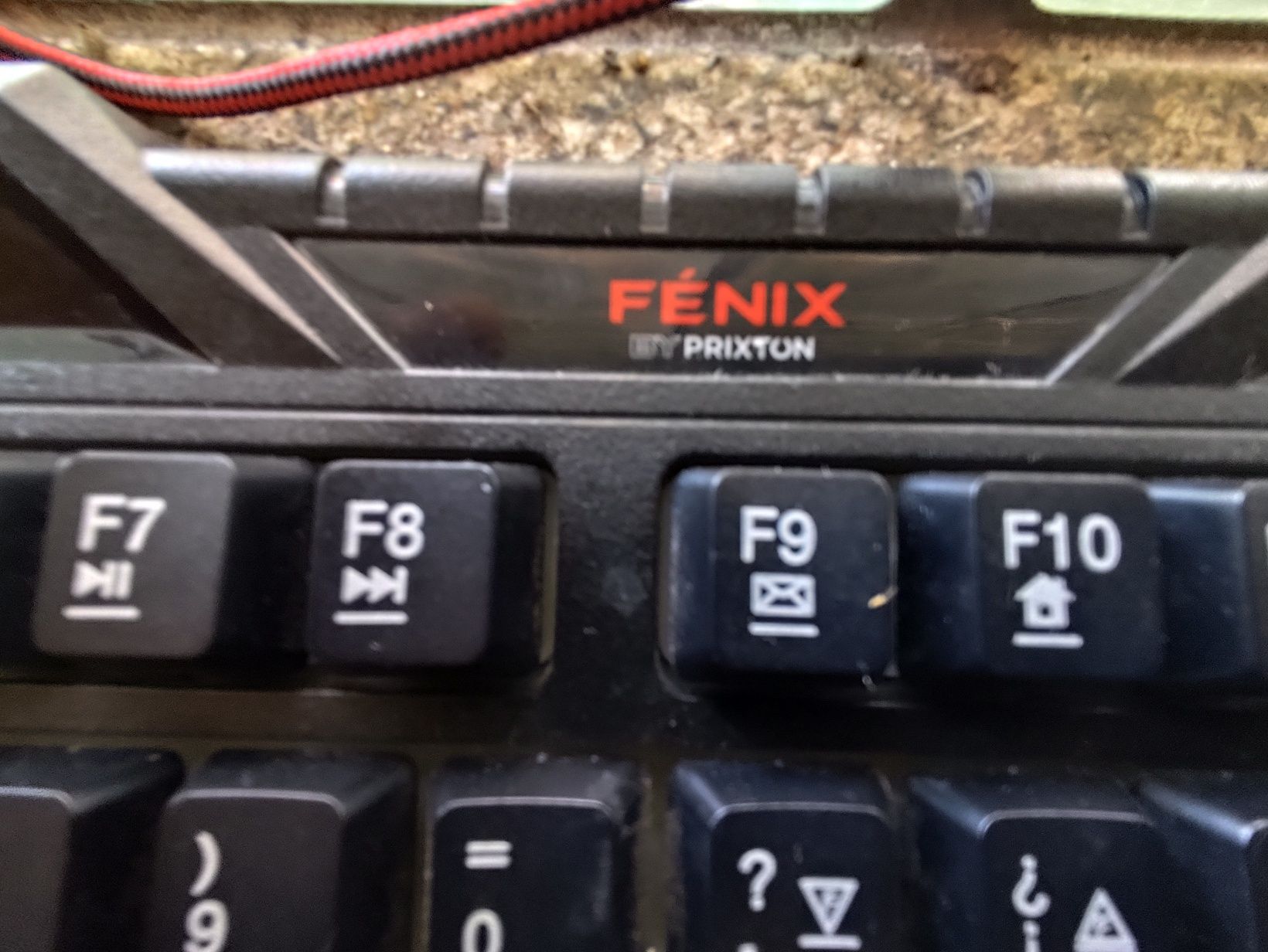 Teclado e rato da marca Fênix.