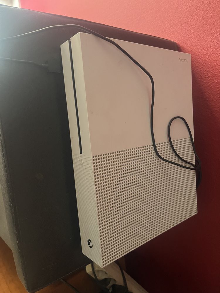 Xbox one s branca 500 gb com 1 comando e 20 jgs