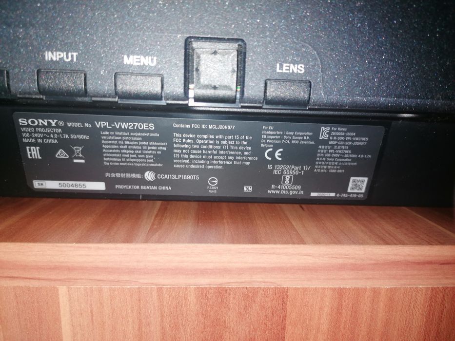 Projektor Sony vpl vw270es.      4K