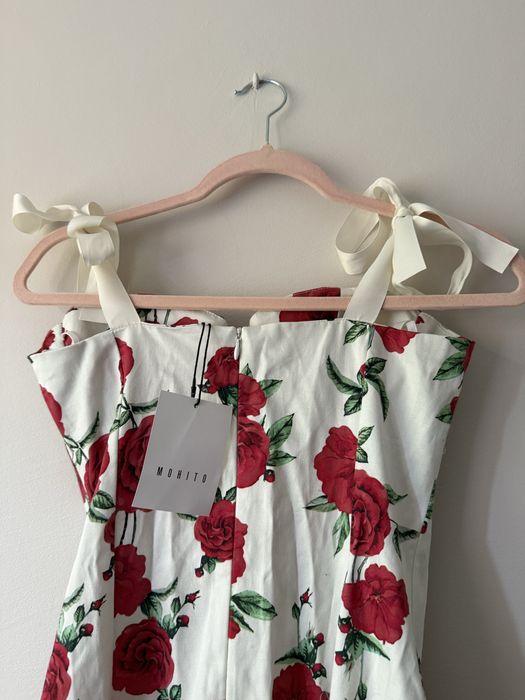 Sukienka w róże Mohito rozmiar S