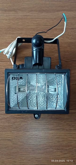 Прожектор  галогенний Vito з жарівкою на 150 W без датчика руху.
