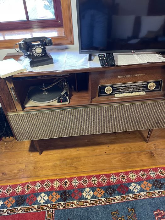 Movel radio giradiscos antigo