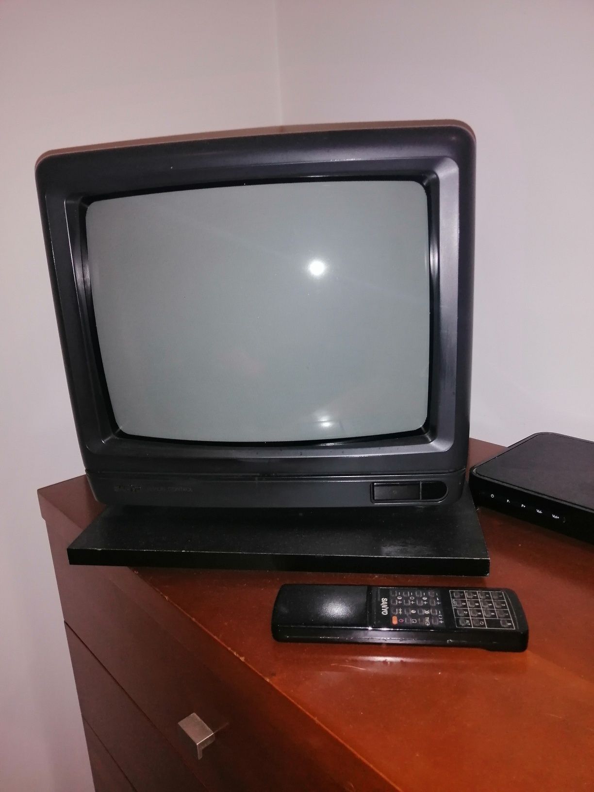 Televisor Sanyo antigo + Torradeira / tostadeira nova