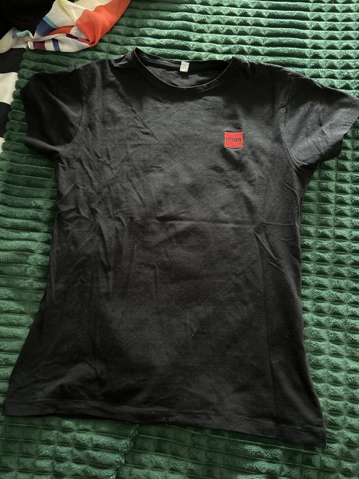 Koszulka czarna z czerwonym logo firmy