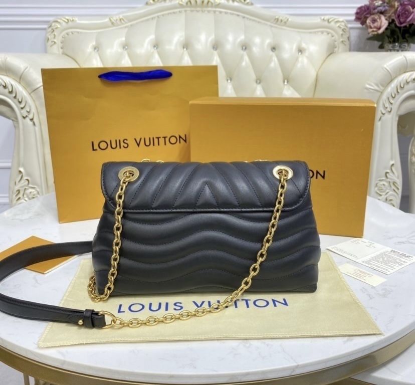 Czarna torebka firmy Louis Vuitton