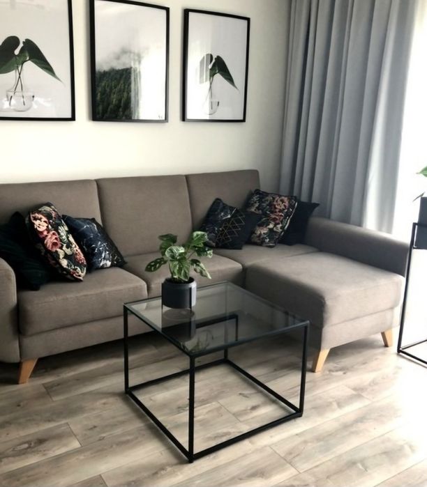 Czarny stolik kawowy ze szklanym blatem