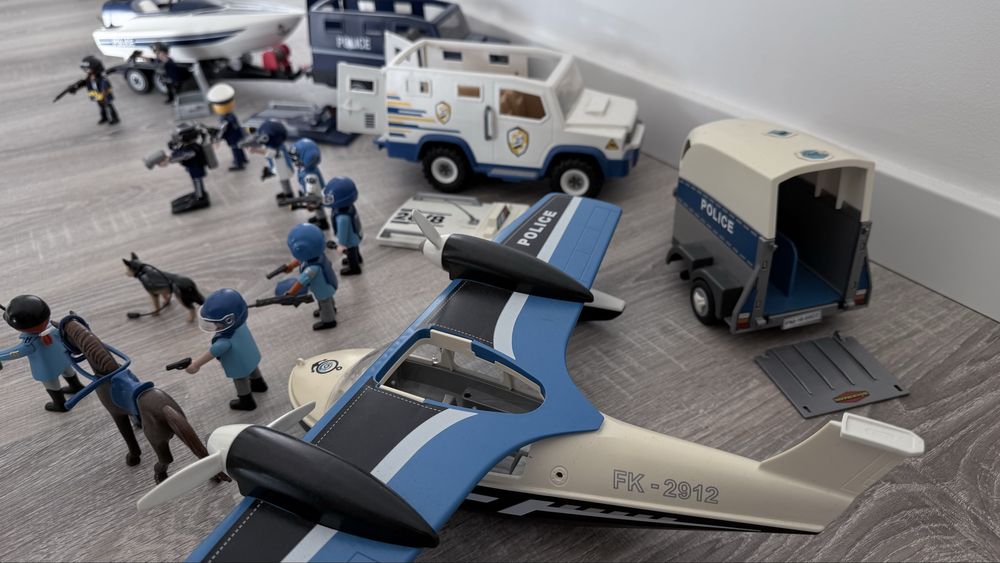 Playmobil varias figuras e veiculos Policia