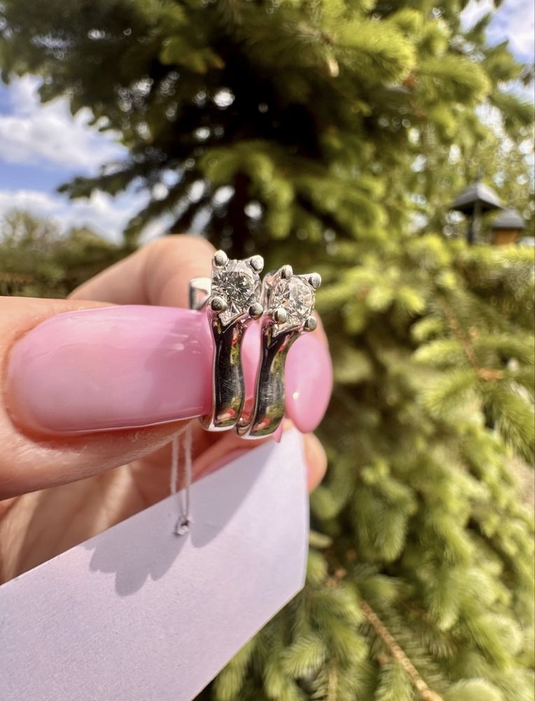 Золоті сережки з діамантами,750 проба,4.7 грам,2 по 0.25 ct,(4мм.)5/4