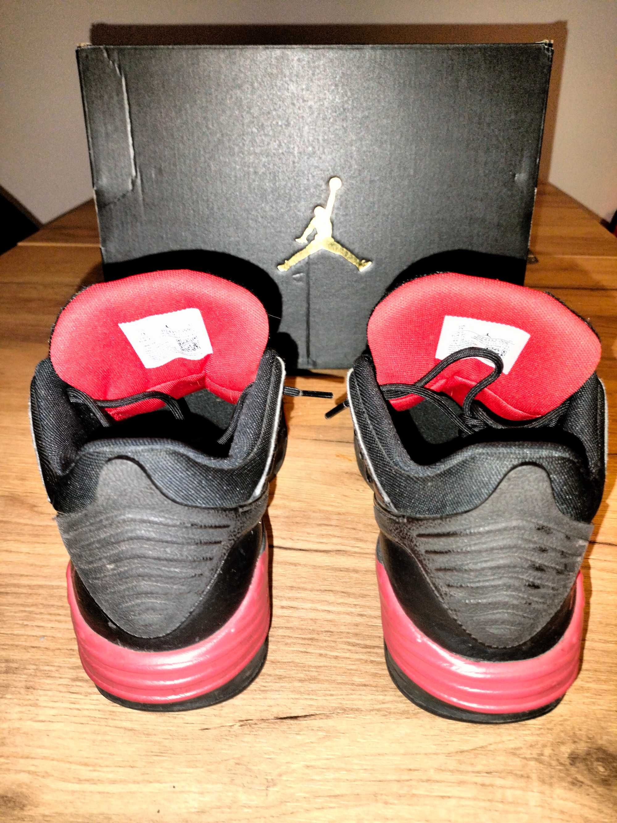 Czerwono-czarne buty Nike Jordan Max Aura 5, roz. 40