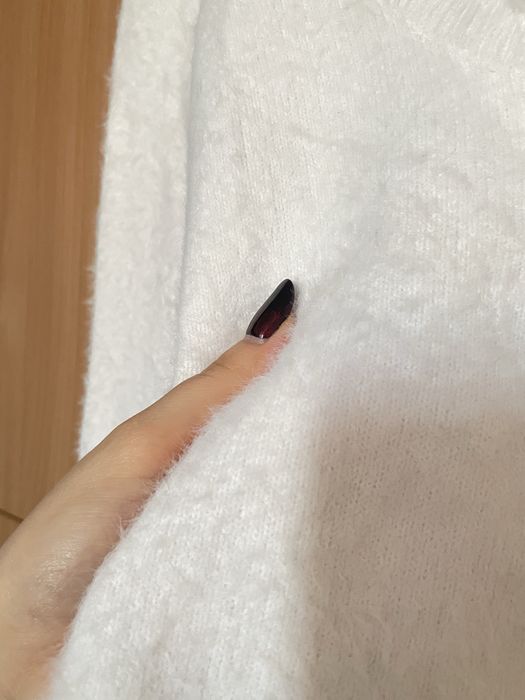 Śmietankowy kremowy futrzasty włochaty sweterek z głębszym dekoltem