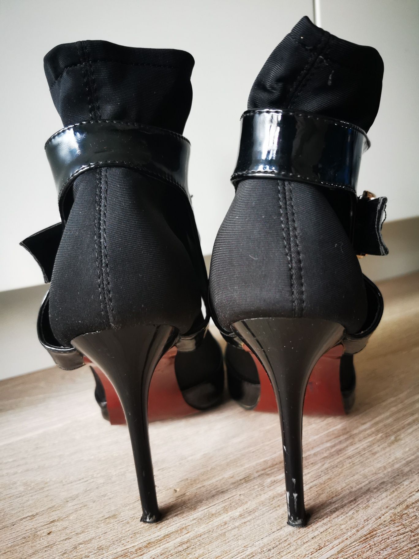 Eleganckie buty botki na obcasie czarne lakierki klamra strecz r. 39