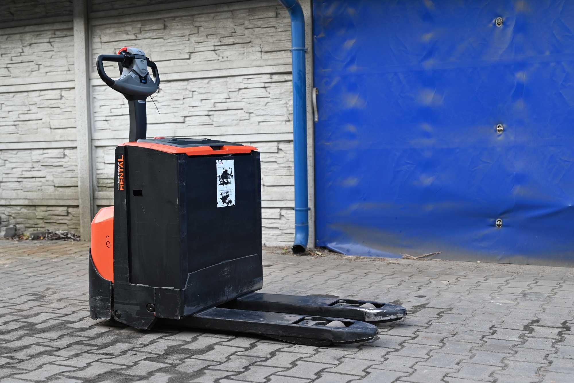 Paleciak elektryczny Toyota BT LWE 200  2000kg 80CM 2016rok FHP 400