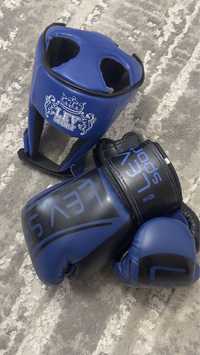 Шолом і рукавиці для боксу