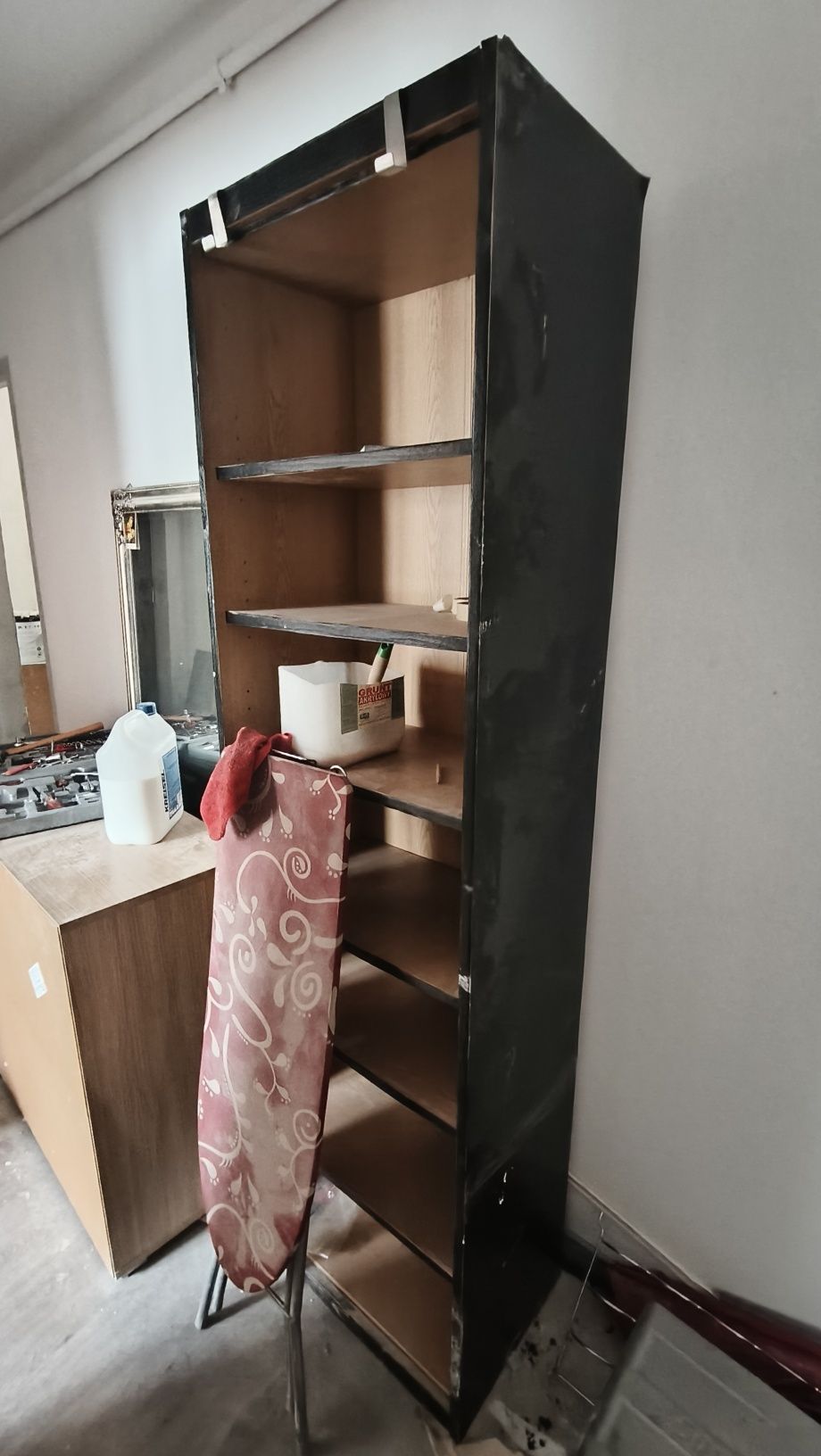 Oddam szafkę na książki i deskę do prasowania