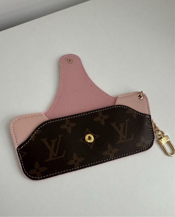 Nowe różowe etui na okulary Louis Vuitton