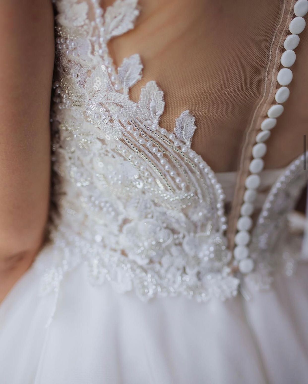 Эксклюзивное, изящное свадебное платье со шлейфом